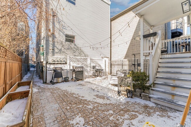 Building Photo - 3309 N Leavitt St