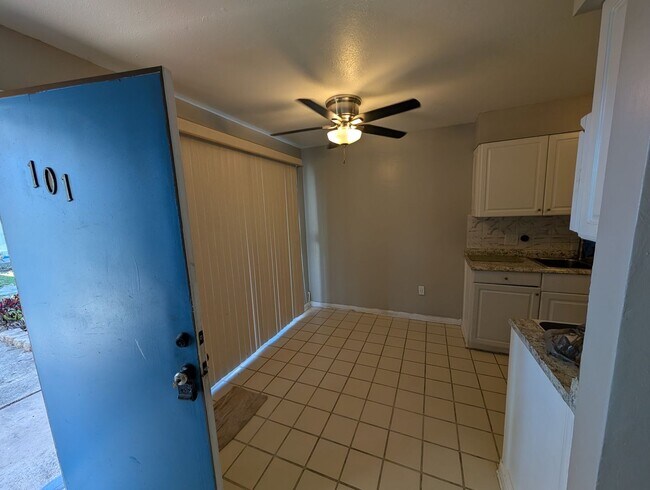 Building Photo - Updated Ground Floor 2/1 **Water/Sewer Included**