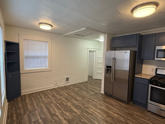 Building Photo - Downtown Bend Darling Cottage – Walk to Everything!