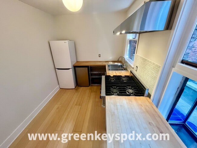 Building Photo - Historic Nob Hill Studio Condo at Patricia Court – Walk to NW 23rd