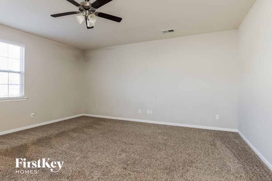 Building Photo - 109 Longleaf Dr