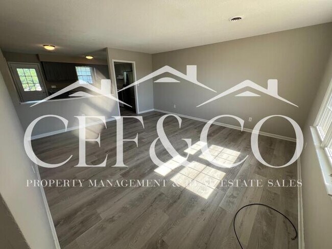 Building Photo - Conveniently located 2 bedroom 1 bathroom duplex now available!