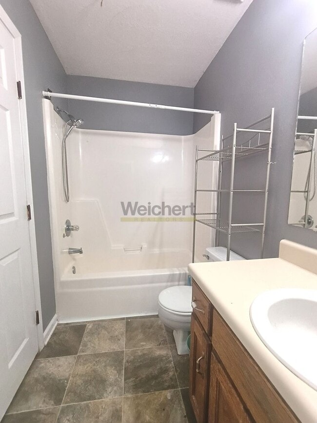 Building Photo - 3bed/2bath house with fenced backyard