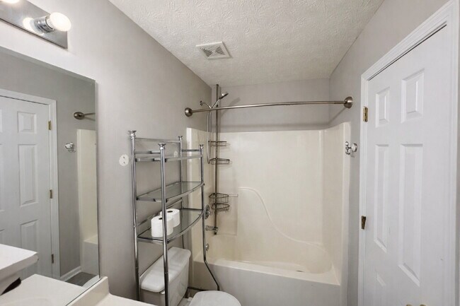 Building Photo - Charming 3bed Cumming Townhome with Walking Trail