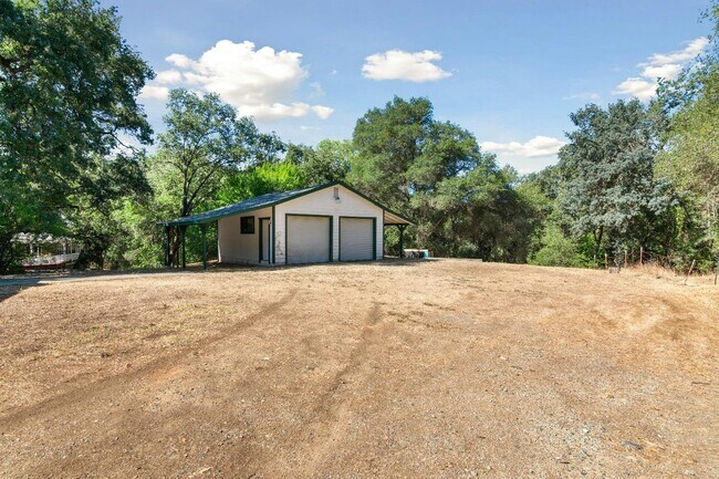 Building Photo - 5561 Thompson Hill Rd