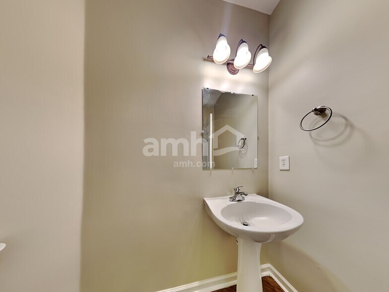 Building Photo - 304 N Hidden Tree Dr