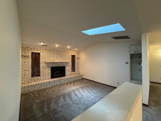 Building Photo - Spacious 3 Bedroom, 2 Bath home in Quality North Bend Neighborhood!