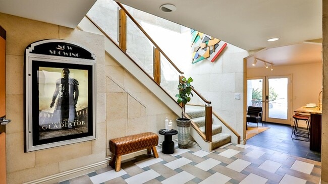 Building Photo - Downtown HB Furnished One-Month to Mid-Term Rental