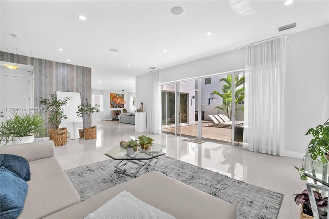 Building Photo - 7457 NW 101 Ave