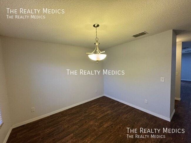 Building Photo - 1328 Karok St