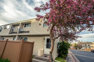 Building Photo - End Unit Townhome for Rent-move in ready N...