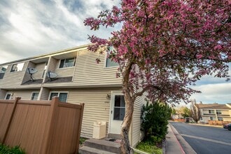 Building Photo - End Unit Townhome for Rent-move in ready O...