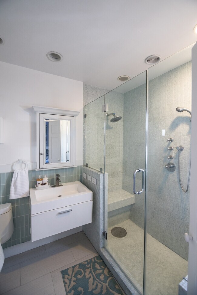 Building Photo - 920 N Beverly Glen Blvd