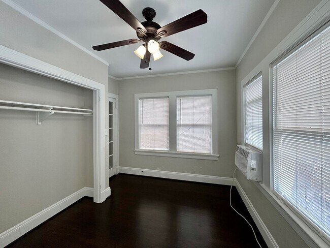 Building Photo - Adorable Upstairs 1/1 w/ Hardwoods in Small 16 Unit 1920's Complex