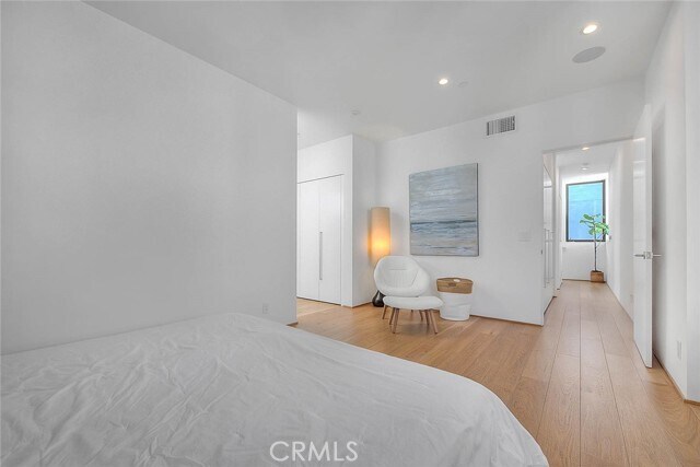 Building Photo - 1825 N Kenmore Ave