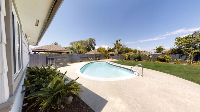 Building Photo - Renovated! 8BD/4BA with POOL!! (Lease Out ...