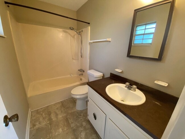 Building Photo - Spacious 3Bed/2Ba Brick Home Near Tyndall AFB! *1/2 Off Security Deposit for Active-Duty Miliary!*