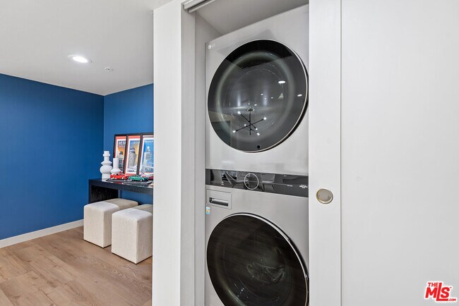 Building Photo - 13700 Marina Pointe Dr