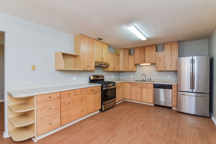 Building Photo - 3939 Valley Brook Rd