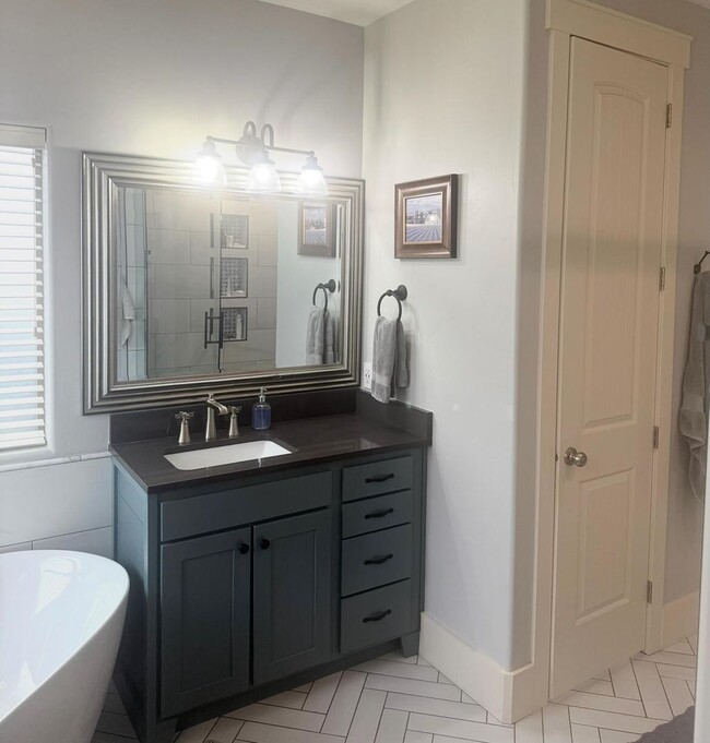 Building Photo - Beautifully Renovated 6 Bedroom Home in th...
