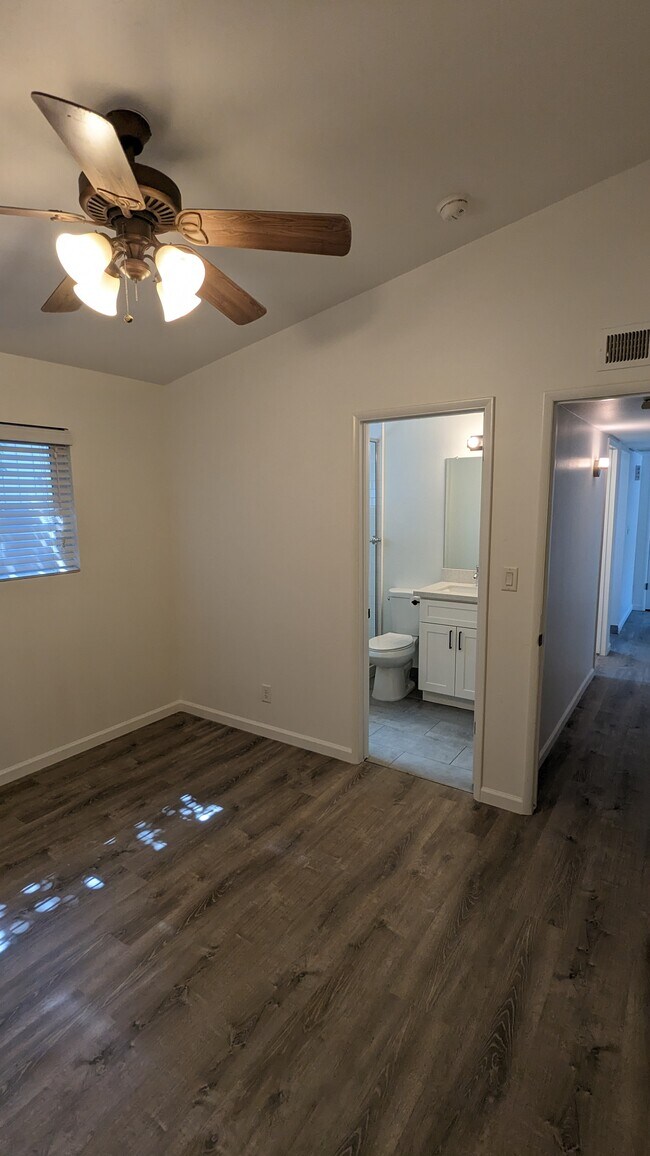 Building Photo - 543 W Tulare Ave