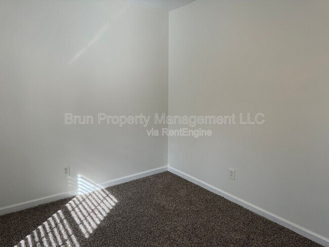 Building Photo - 11105 Lake Hills Dr