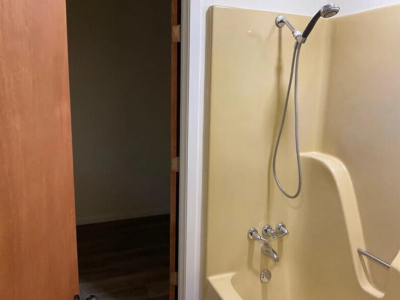 Building Photo - 2209 W 40th Ave