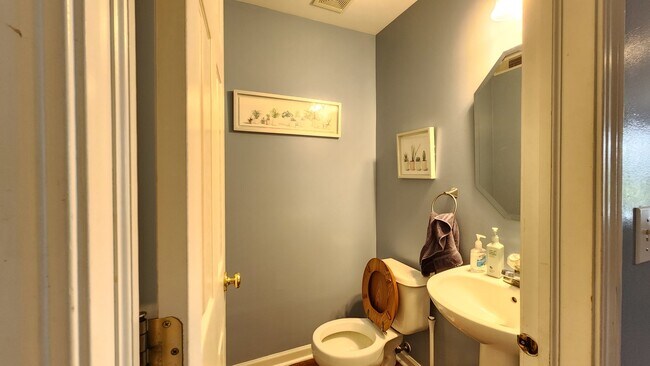 Building Photo - 301 Wedgewood Cir