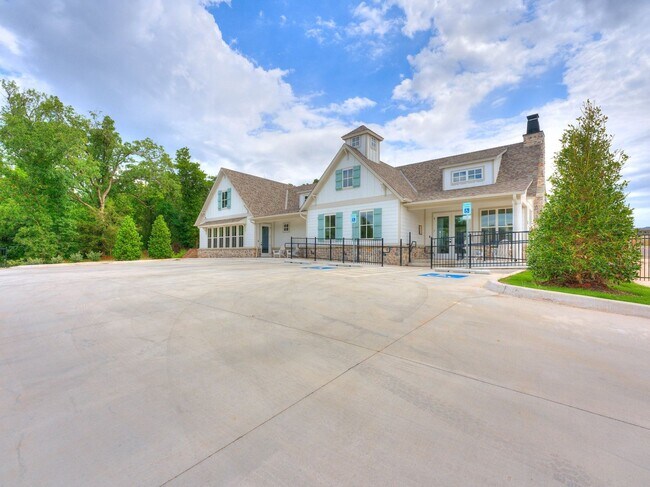 Building Photo - Luxury, Zero Maintenance Living in Edmond!