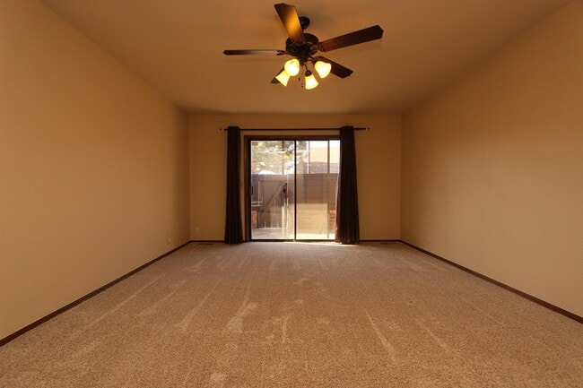 Building Photo - 4700 Hemlock Ln