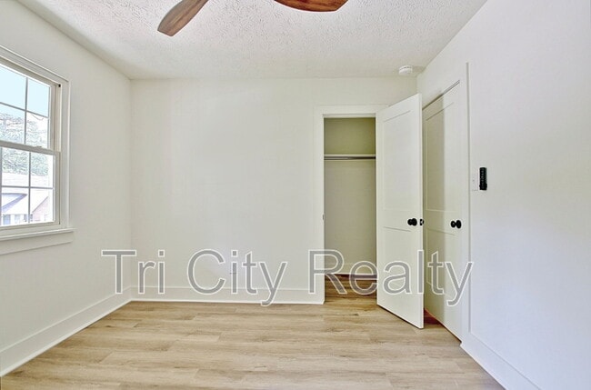 Building Photo - 105 Rose Ct