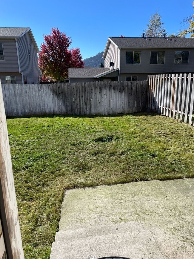 Building Photo - Pet Friendly Townhome in South Kalispell!