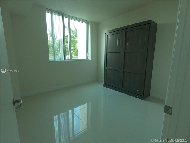 Building Photo - 1861 NW S River Dr