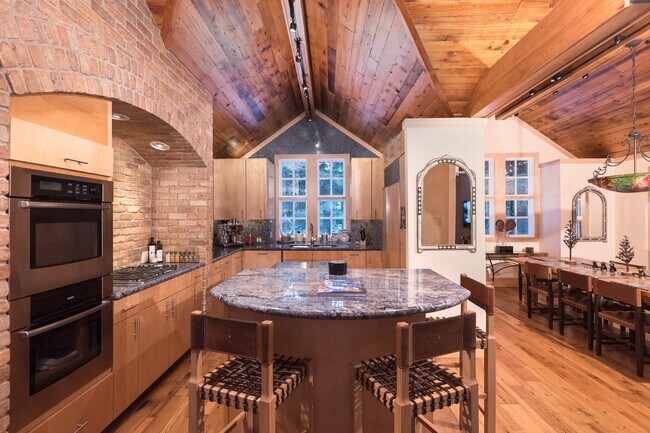 Building Photo - 437 W Smuggler St