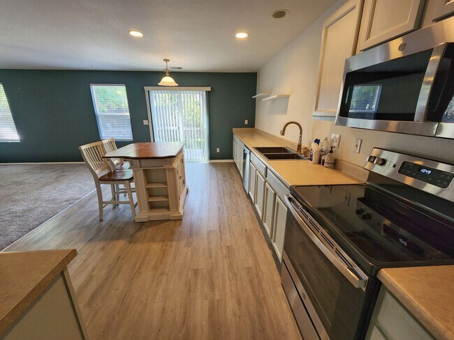 Building Photo - Charming 3 Bed 2 Bath Townhome for Rent in...