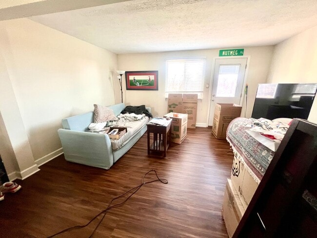 Building Photo - Adorable Townhouse - 2 Bedroom 1.5 Bathroom - Bonnie Brae Drive