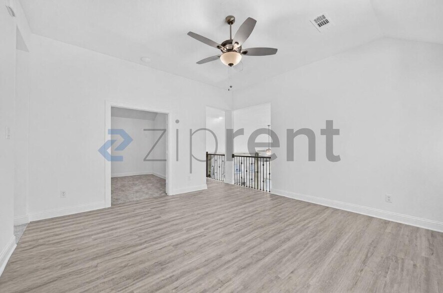 Building Photo - Unit