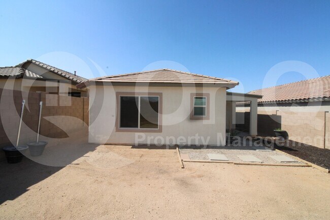 Building Photo - 987 Calle Calca