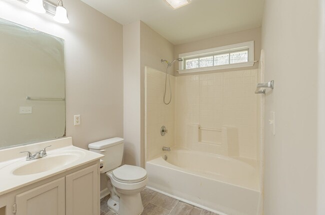 Building Photo - Beautiful 4 bed 2 bath home in Greensboro with fenced yard. Walk to coffee shop and restaurants.