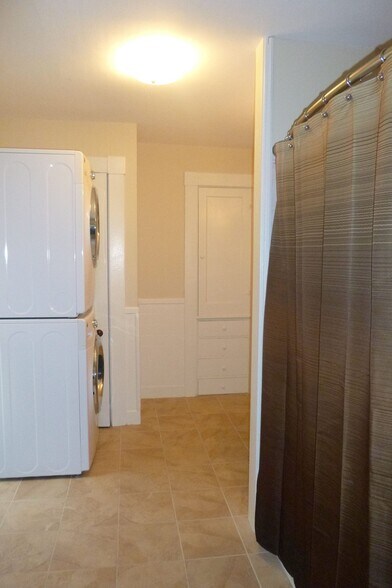 Bathroom w/Washer & Dryer - 293 High St