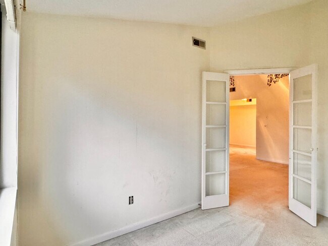 Building Photo - 2 Bedroom/2 Bath Condo near shopping with den, community Pool and more!
