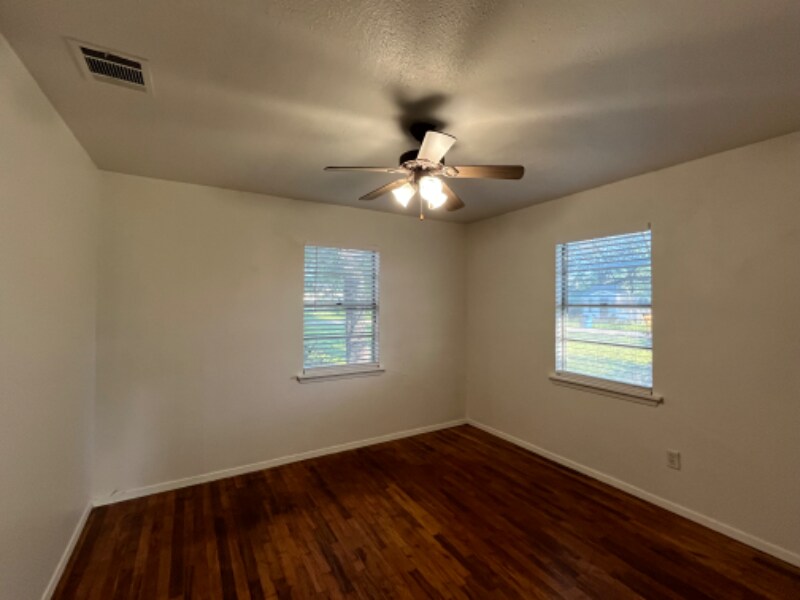 Building Photo - 102 E Pecan St