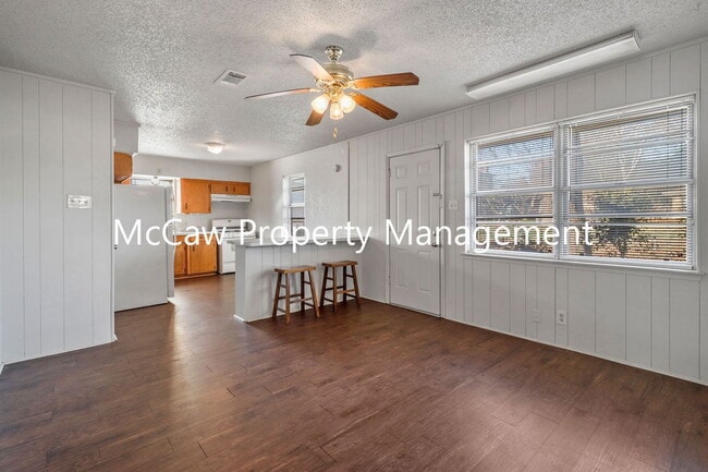 Building Photo - 709 Sequoia Dr