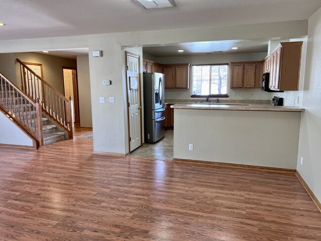 Building Photo - Beautiful 3 Bed/2.5 Bath End Unit Two-Level Townhome! Wonderful Deck off Living Room with backyar...
