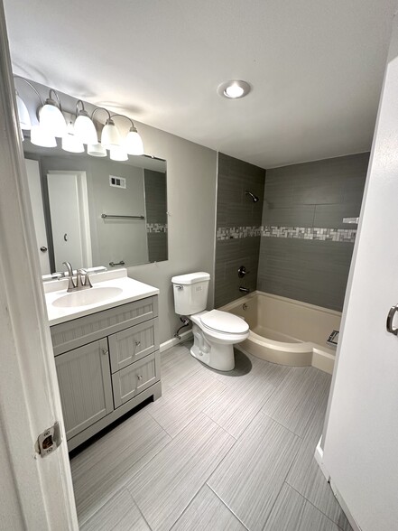 Building Photo - 3358 Huntley Square Dr