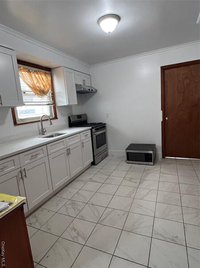 Building Photo - 92 Fir St