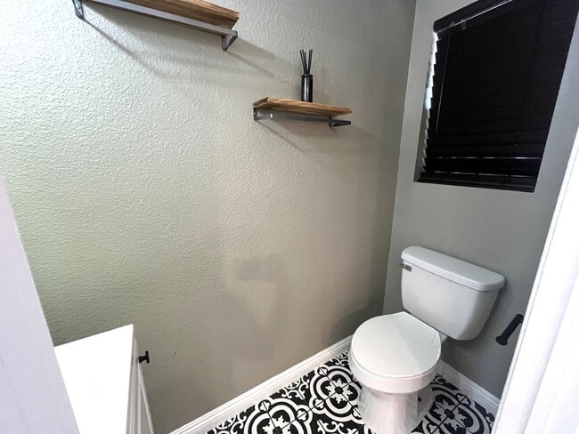 Building Photo - 4 bedroom, 2.5 bathroom home in a gated Riverside community!