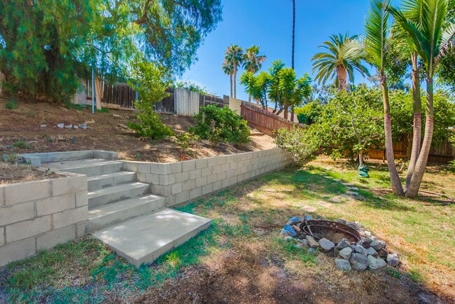 Building Photo - Beautiful 3 Bedroom + Den Home in the Foot...