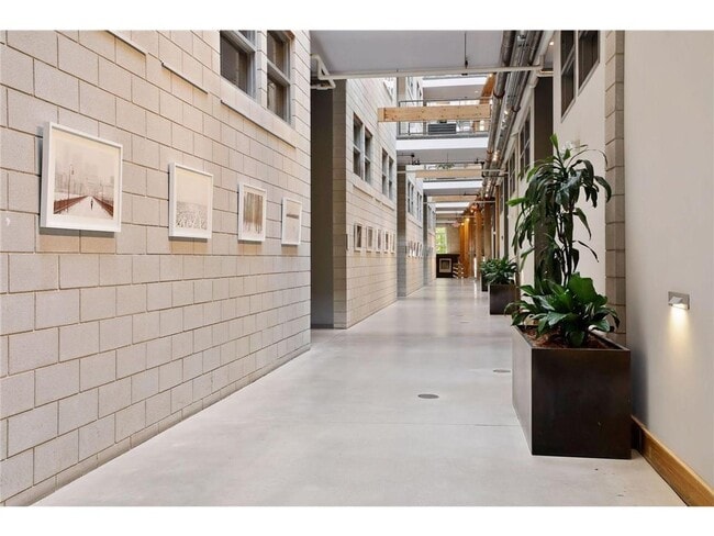 Building Photo - 801 N Washington Ave