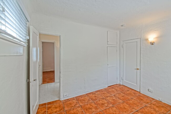 Building Photo - 3809 Crest Dr